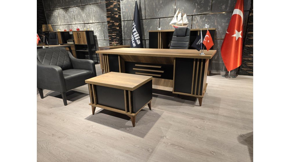 Anka lüks yönetici masa takımı, yivli antrasit panelleri ve doğal ahşap dokusu ile modern ofis ortamında V koltuklar ile sergileniyor.